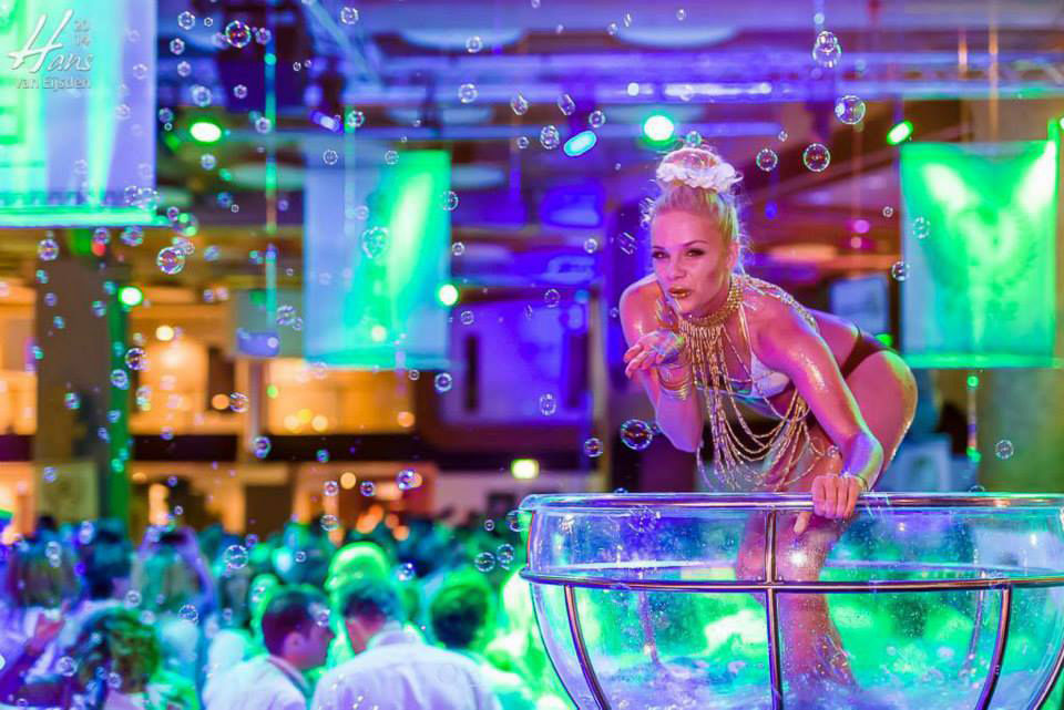 Waterpijp lounge entertainment buikdanseres in een champagne glas